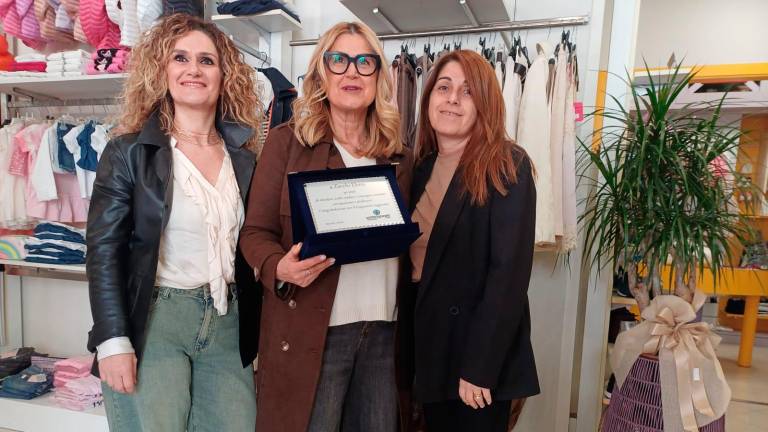 La consegna della targa da parte di Sabrina Baldazzi responsabile di Confartigianato Rubicone a Elena Zocchi, titolare del negozio Peter Pan a San Mauro Pascoli, con la collaboratrice Elisa Ravegnini.