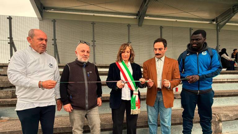 Forlimpopoli. Nuova copertura per la tribuna dello stadio