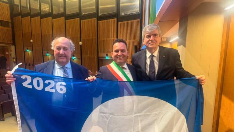 Da sinistra il presidente Fee Claudio Mazza, l’assessore all’Ambiente di Riccione Christian Andruccioli e il ministro al Turismo Gianmarco Mazzi