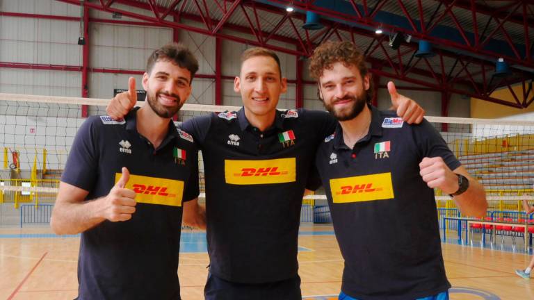 Le immagini della nazionale azzurra di volley al palasport di Cervia: in basso a destra lo scambio di “regali”