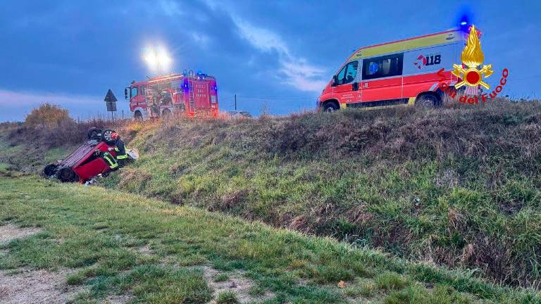 Forlì, pauroso incidente: si ribalta con l’auto, disabile soccorso dai Vigili del Fuoco