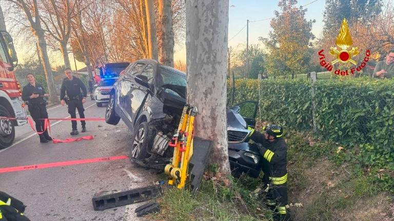 Cesena, incidente: si schianta contro un albero e finisce nel fosso, 70enne gravissimo