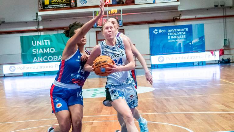 Una proiezione a canestro di Lilli Onnela (foto mmph)