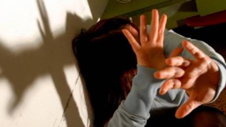 Cesena, stalking alla convivente: “Botte e timpano rotto”