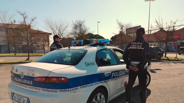Lugo. Indica il posto libero agli agenti in borghese e chiede soldi: denunciato un parcheggiatore abusivo
