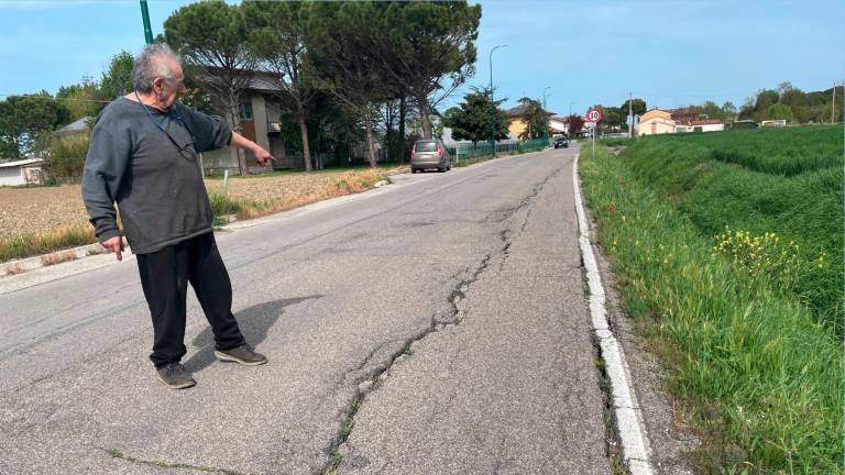 Cesenatico, cade in bici per colpa dell’asfalto e fa causa al Comune