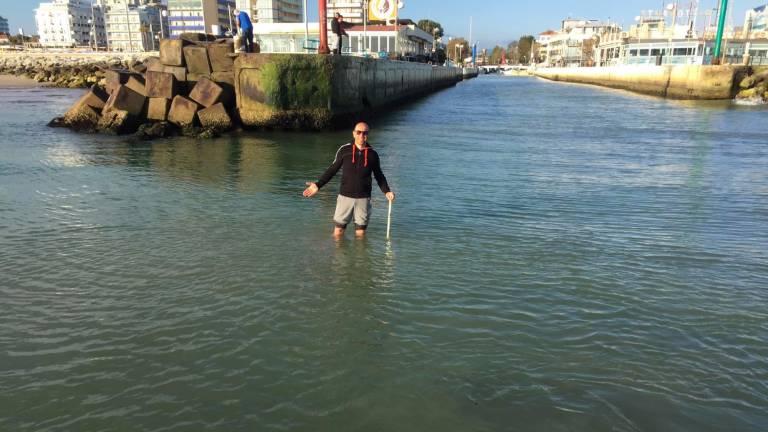 Il porto di Riccione nel 2019. Il segretario locale del Pd Alberto Arcangeli cammina all’imboccatura per dimostrare quanto sia basso il livello dell’acqua