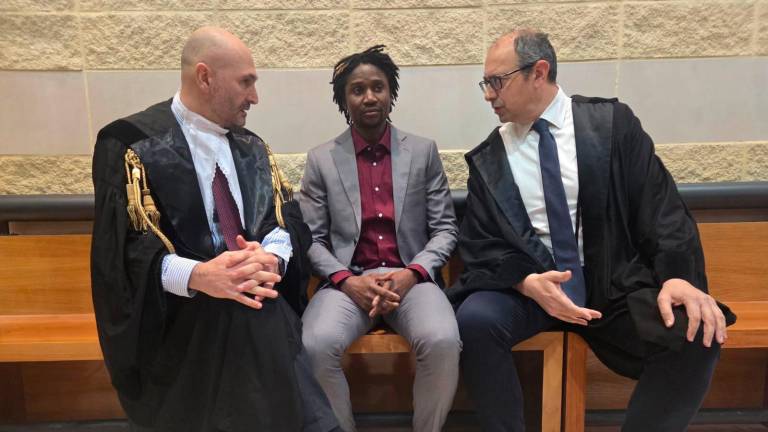 Louis Dassilva con i suoi difensori