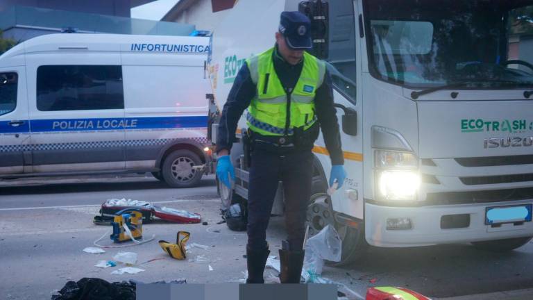 Punta Marina. Motociclista si schianta contro il camion della nettezza urbana: è gravissimo