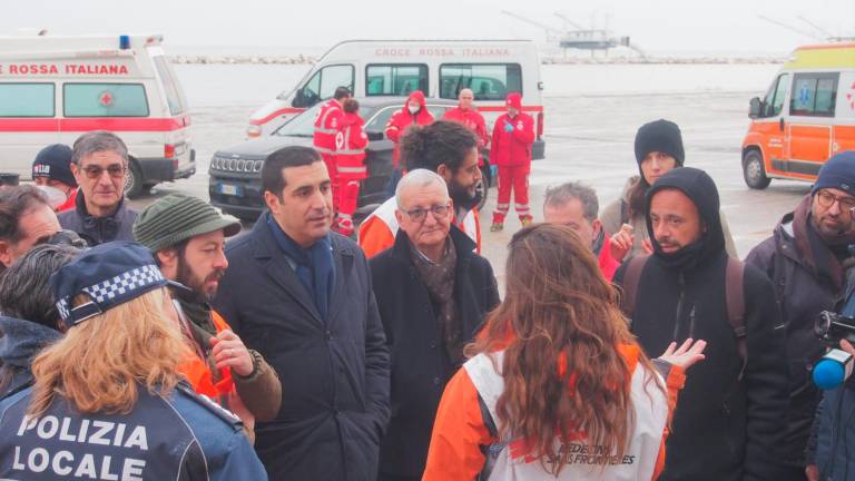 Ravenna, sbarcata la nave dei migranti Geo Barents con 134 persone a bordo: due sono al Pronto Soccorso VIDEO GALLERY