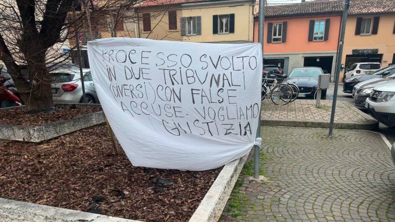 Lo striscione appeso fuori dal Tribunale di Forlì