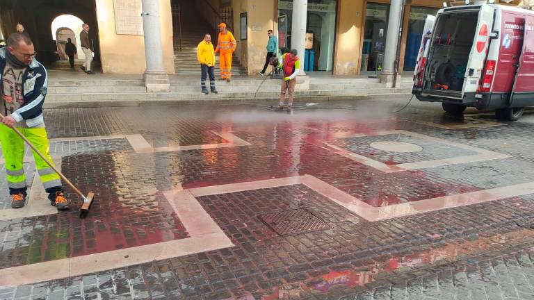 Faenza, vernice rossa davanti all’ingresso del Comune sotto le bandiere di Israele e Palestina
