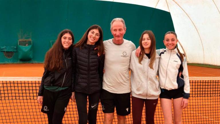 La squadra Under 16 femminile del Tennis Club Viserba con il maestro Marco Mazza