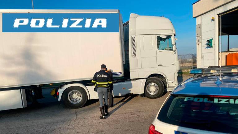 Cesena, camion e autobus al setaccio: sospesi 5 tir per avarie meccaniche