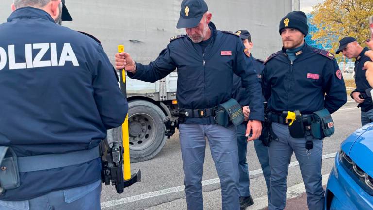 Cesena, sale con l’ascia sul bus e scoppia il panico: “È mia, l’avevo appena comprata”