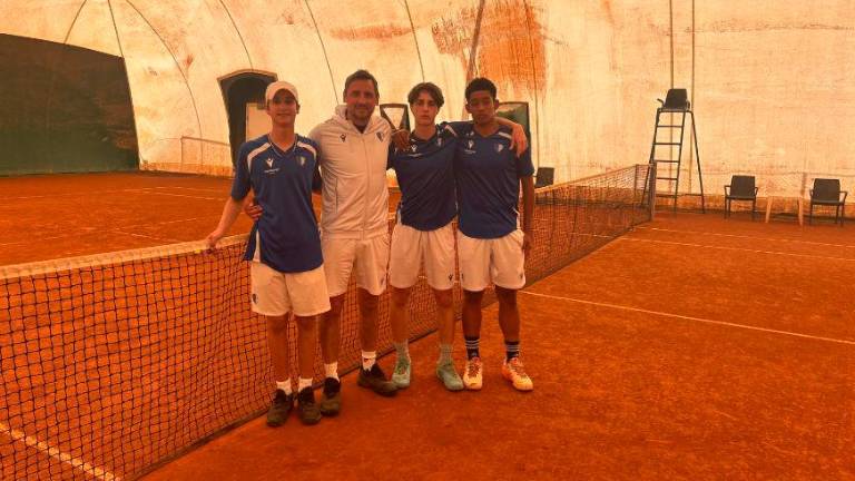 Il team Under 16 maschile del Tc Riccione con il maestro Luca Marco Casanova