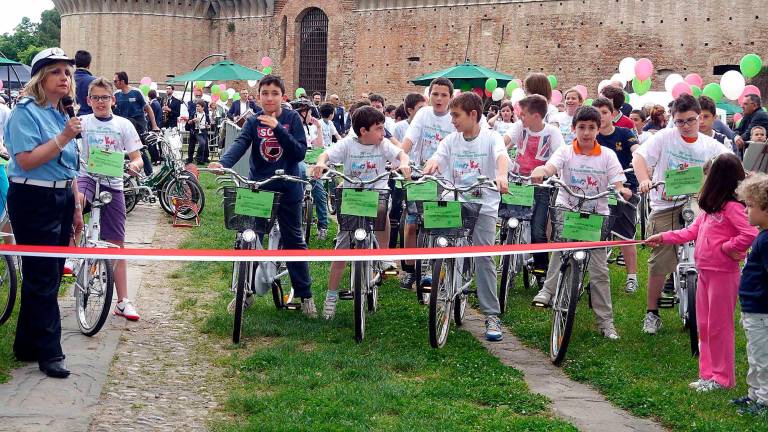 La festa per la consegna del patentino del ciclista qualche anno fa