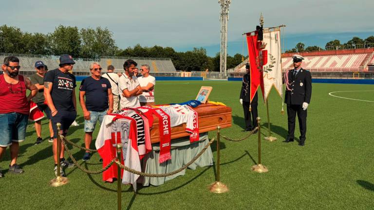 Rimini. Lacrime e cori allo stadio per l’addio a Igor Protti