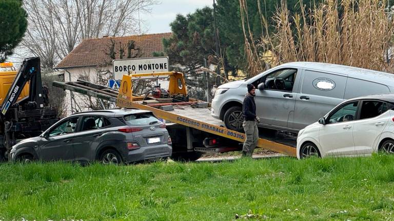Ravenna, incidente: il furgone delle pompe funebri finisce nel fosso