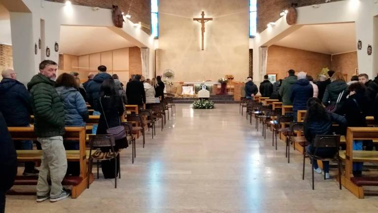 Rimini, tragedia con il paracadute: l’addio a Violetta