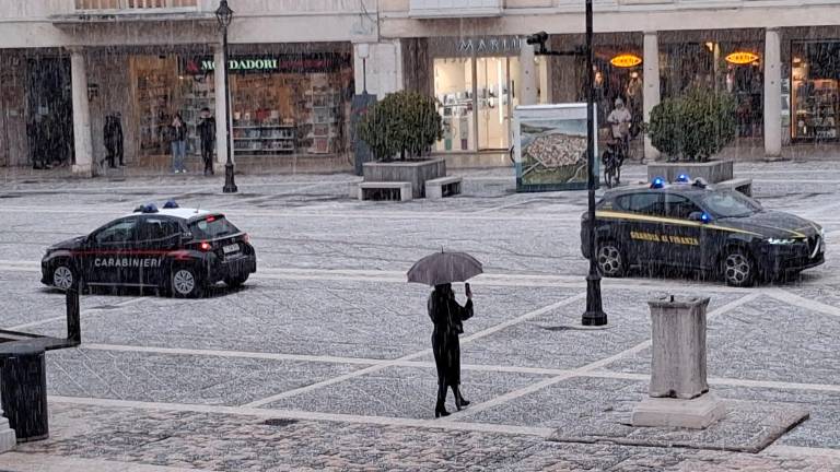 Il graupel in piazza tre Martiri a Rimini