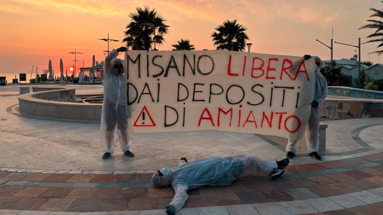 Misano. La protesta contro il deposito di amianto