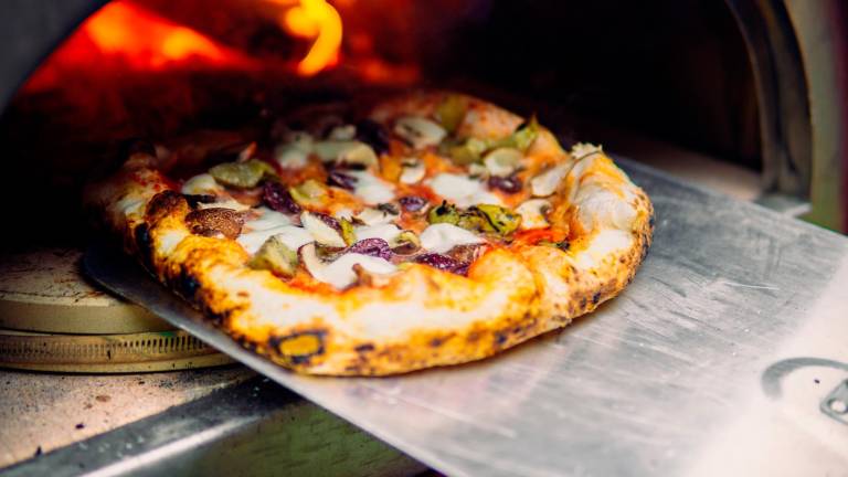 Forlì, filma col telefono un ladro in pizzeria e viene colpito con uno scalpello: arrestato il malvivente