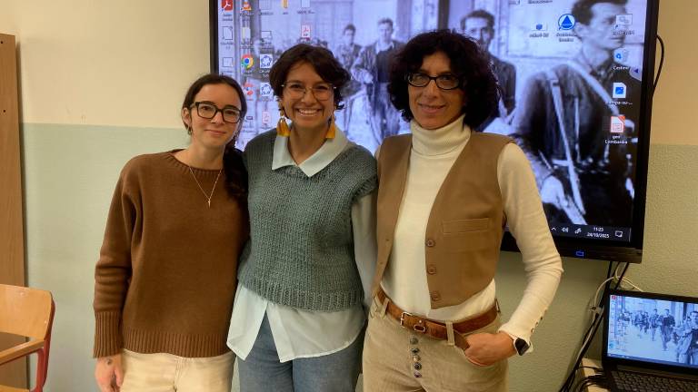 Al centro l’assessora Giorgia Macrelli con due insegnanti referenti del progetto