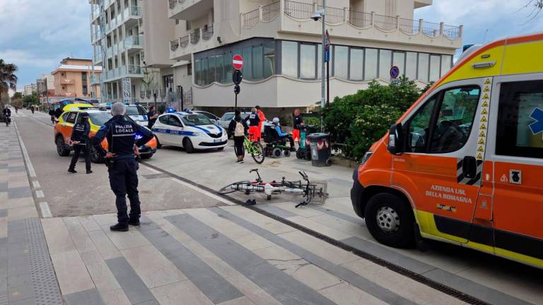 Rimini, scontro fra biciclette: ciclista trasportato in ospedale con l’elicottero GALLERY