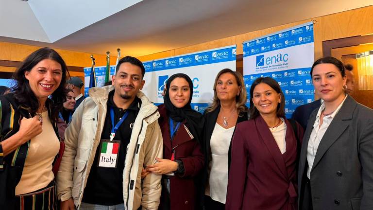 Da sinistra: Laura Gobbi (direttrice generale Università di San Marino), i due studenti, Daniela Rotondaro (ambasciatore di San Marino in Italia), Maria Eleonora Vaglio (ufficio internazionalizzazione Università di San Marino), Carlotta Antonelli (Secondo Segretario Direzione Affari Politici e Diplomatici, Dipartimento Affari Esteri)