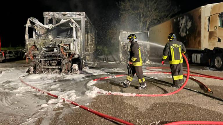 Camion a fuoco nella zona artigianale a Ponte Ospedaletto di Longiano VIDEO