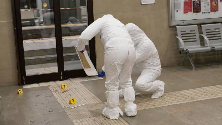 Violenta lite degenera in aggressione in stazione a Imola, un ferito. Sul posto la polizia