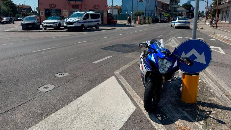 Ferisce un motociclista e fugge: a Cesena è caccia all’auto pirata