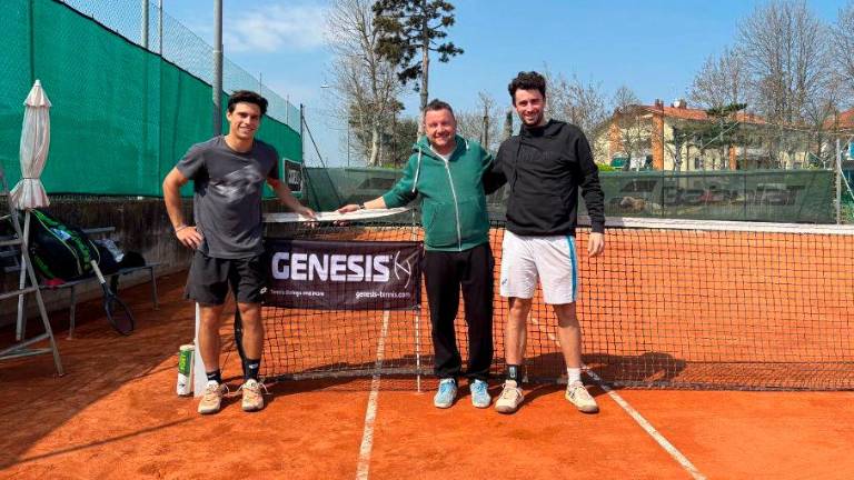 Lorenzo Angelini, in mezzo il presidente del Paradiso Cesenatico Marco Fucci e Manuel Mazza
