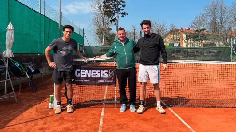 Lorenzo Angelini, in mezzo il presidente del Paradiso Cesenatico Marco Fucci e Manuel Mazza