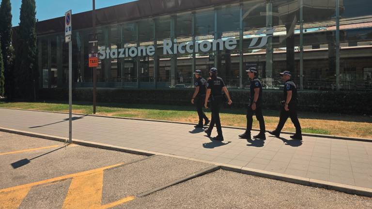 Riccione, presidio fisso della Polizia Locale in stazione contro abusivismo e Pr irregolari