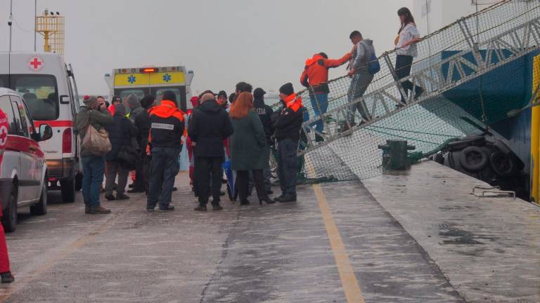 Ravenna, sbarcata la nave dei migranti Geo Barents con 134 persone a bordo: due sono al Pronto Soccorso VIDEO GALLERY