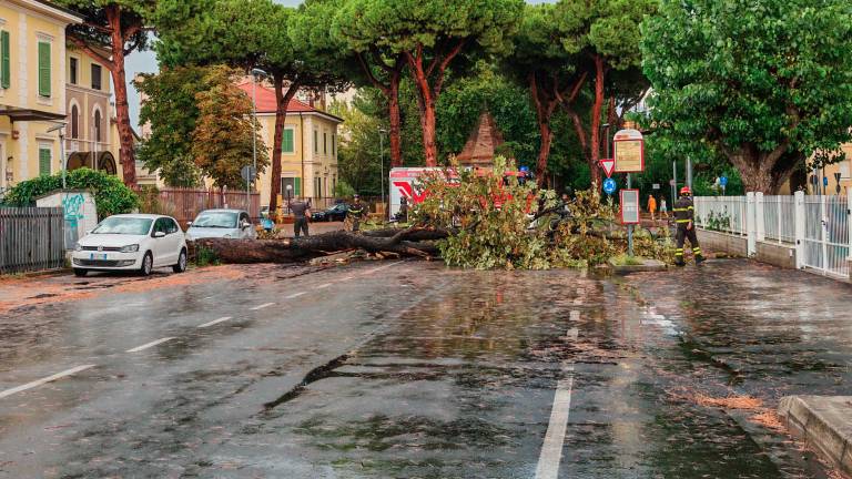 Rimini, forte vento e grandine anche in spiaggia VIDEOGALLERY