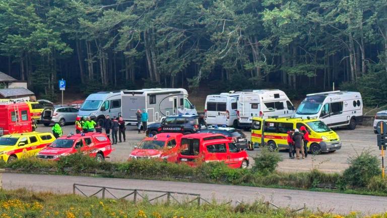 Lo spiegamento di mezzi per cercare la camperista dispersa nei boschi