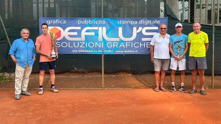Da sinistra il presidente Leo Gaspari, il vincitore Alberto Scafoletti, il giudice arbitro Bagattoni, il finalista Andrea Pacchioni ed il maestro Ferrante Rocchi