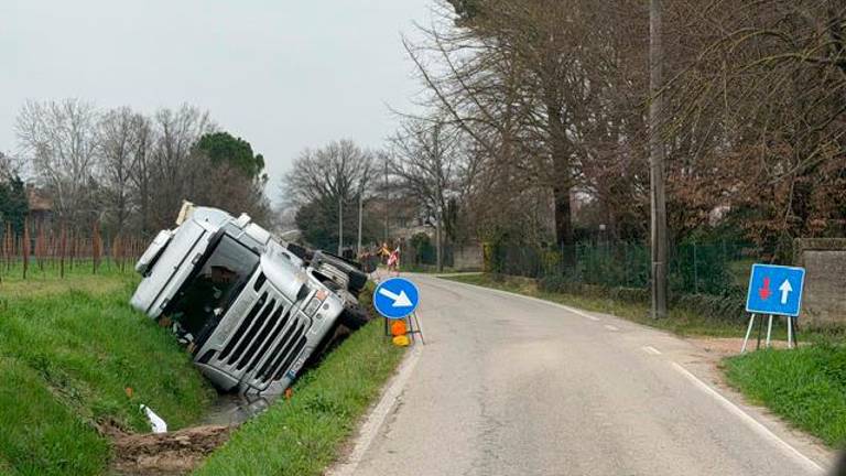 Forlimpopoli: “Ennesimo camion nel fosso, serve l’illuminazione in via Celletta”