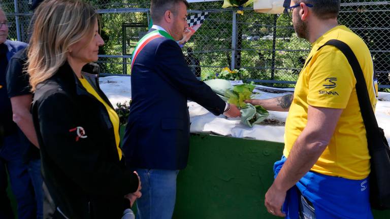 Imola, il ricordo di Ayrton Senna 32 anni dopo al “tempio” del Tamburello GALLERY FOTO MMPH