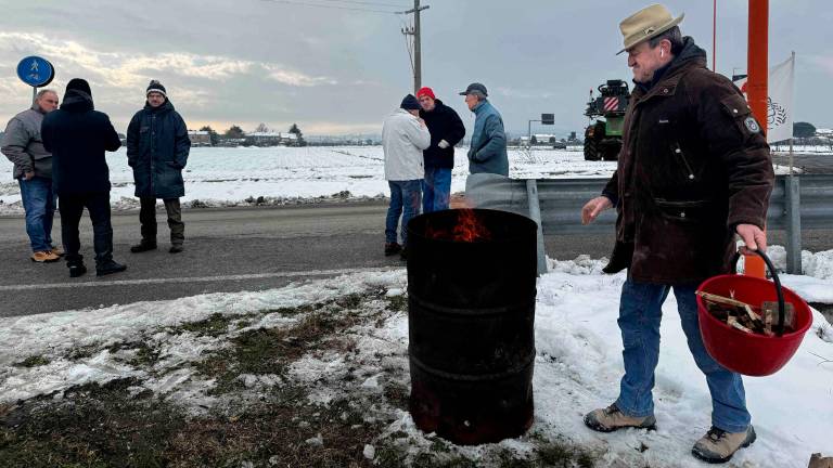 Cesena, la protesta degli agricoltori al casello. “L’accordo Mercosur danneggia l’Italia”