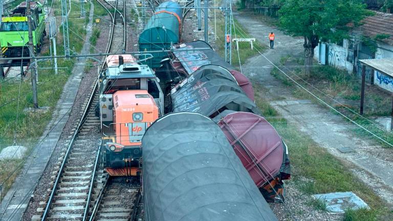 Ravenna, si scontrano un locomotore e un treno merci: due vagoni ribaltati VIDEOGALLERY