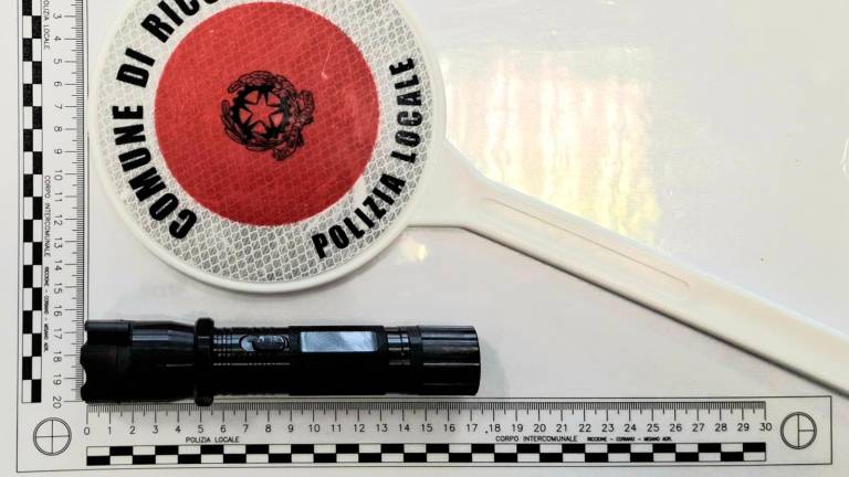 Riccione, va in giro con uno storditore elettrico: 23enne denunciato