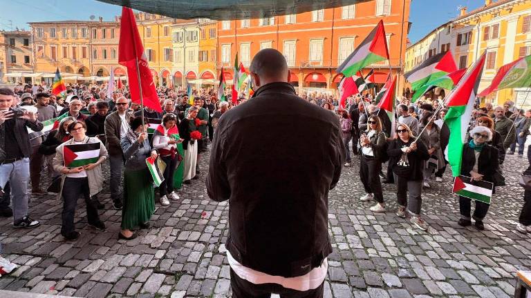 Gli interventi sotto il loggiato comunale durante la manifestazione in piazza