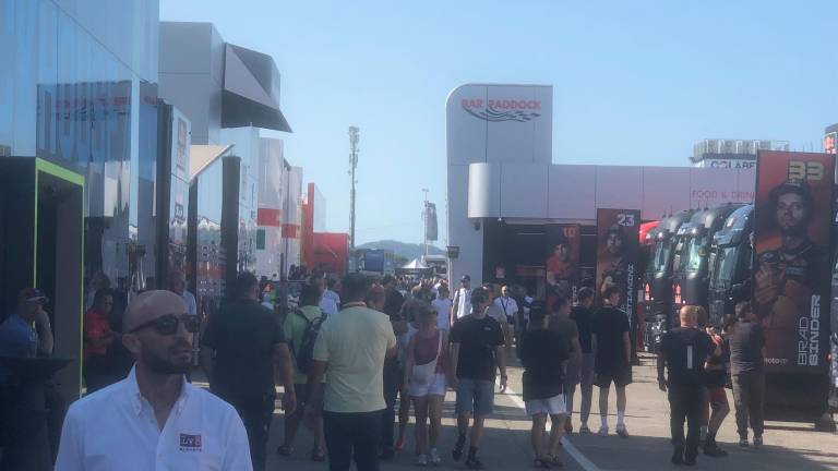 MotoGp a Misano, subito un bel colpo d’occhio per le prove, sala stampa affollata da inviati da tutto il mondo - VIDEO GALLERY