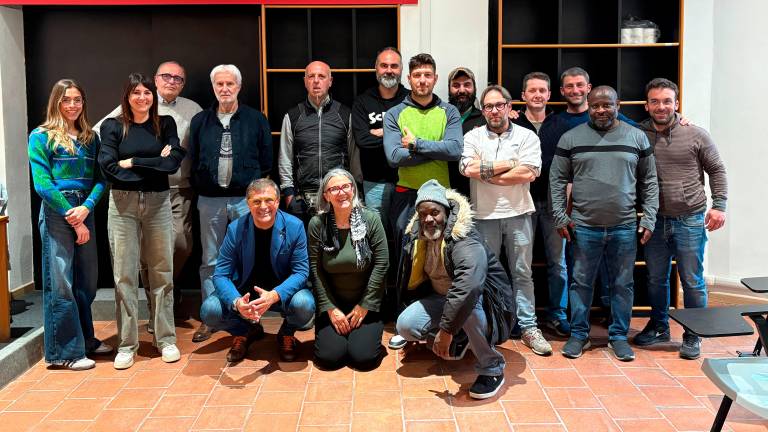 I dipendenti insieme ai funzionari di Confcooperative, i rappresentanti Fiom Cgil e i sindaci Valenti e Monti