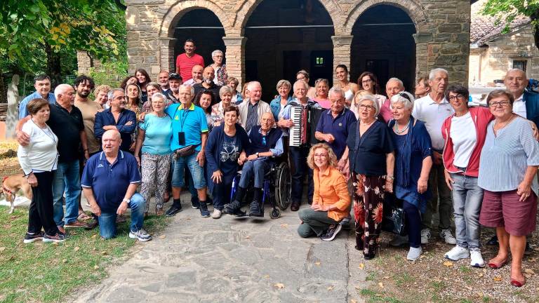 La rituale foto di gruppo dei Corzani davanti al santuario di Corzano