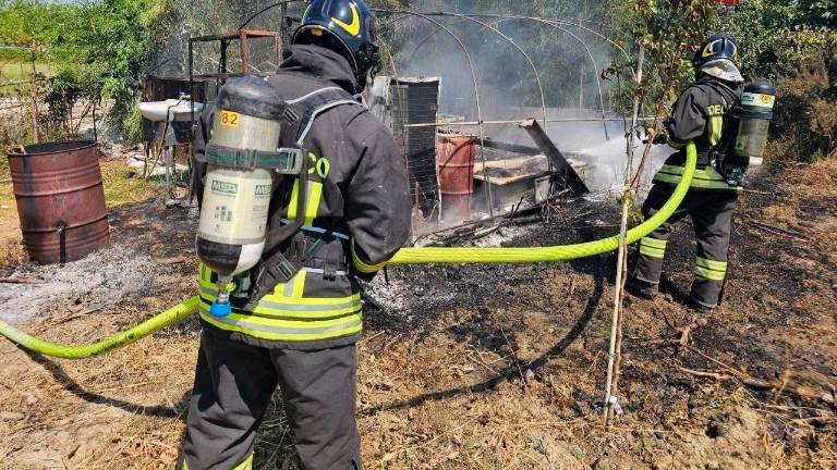 Forlì, incendio in un capannone agricolo